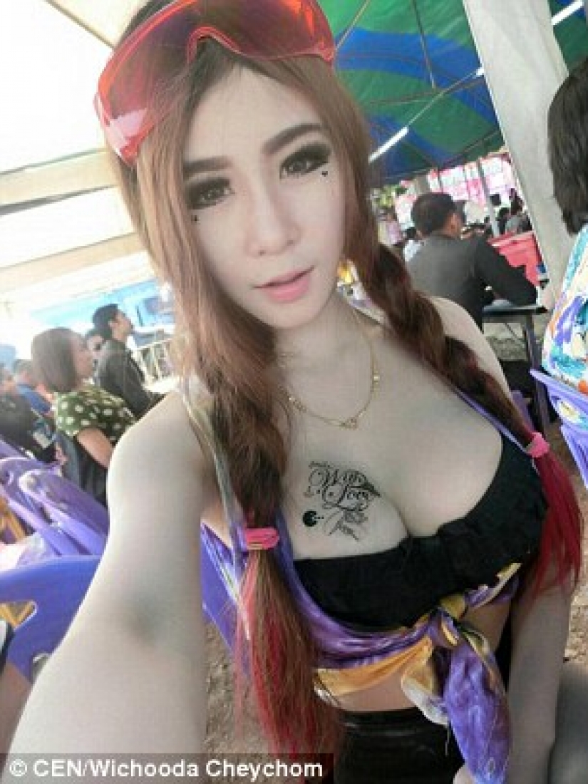 Tailandés modelo mostró cómo detectar la mama de silicona Tailandés modelo mostró cómo detectar la mama de silicona