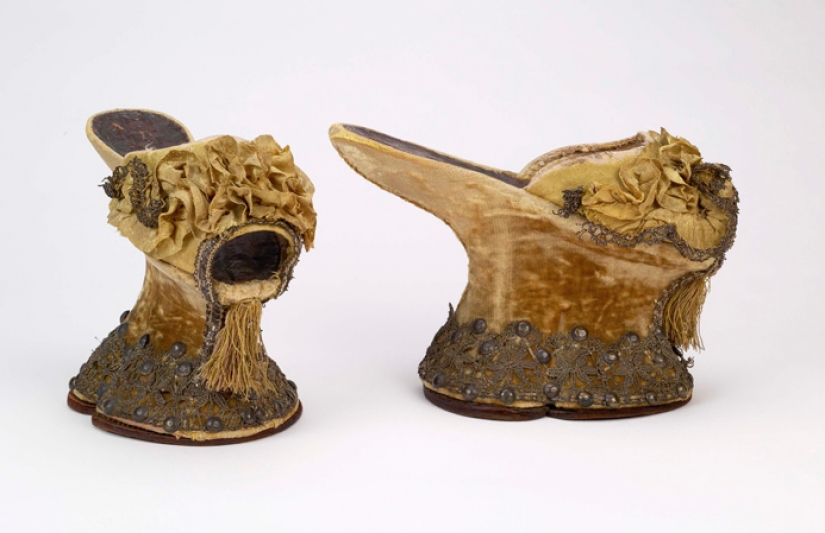 Terribly uncomfortable shoes medieval women