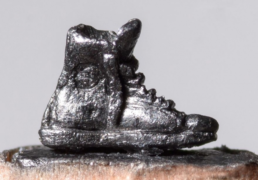 The artist cut the pencil slates of tiny masterpieces The artist cut the pencil slates of tiny masterpieces