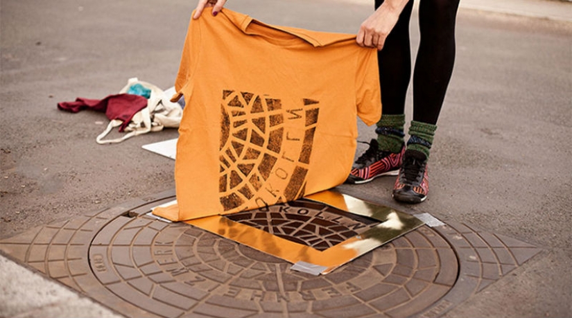 The Berlin artists make prints on t-shirts with the help of manholes