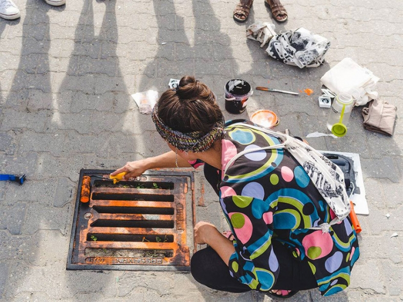The Berlin artists make prints on t-shirts with the help of manholes
