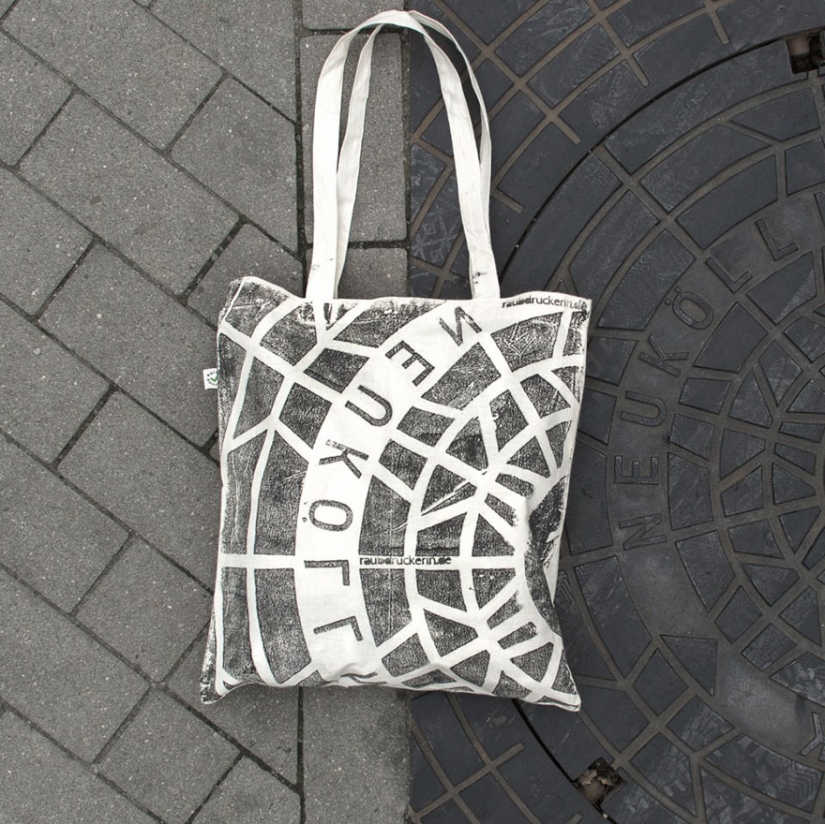 The Berlin artists make prints on t-shirts with the help of manholes