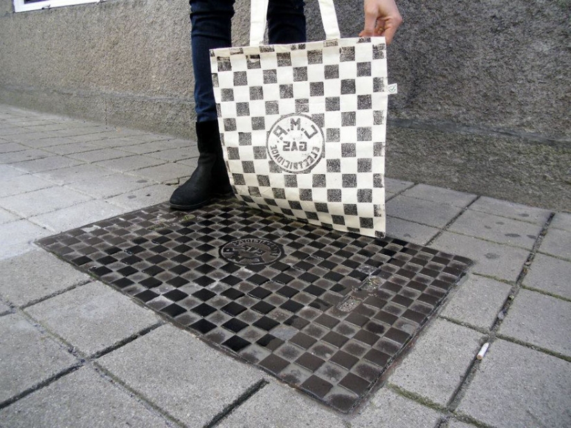 The Berlin artists make prints on t-shirts with the help of manholes