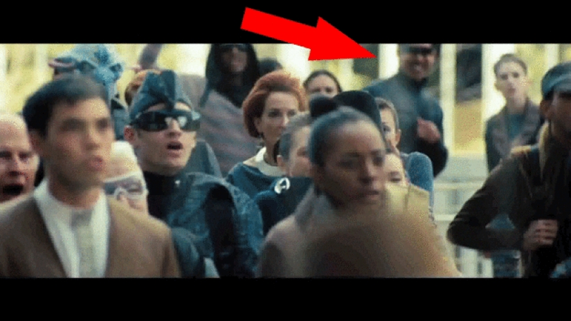 The bloopers of background: the extras that are screwed up