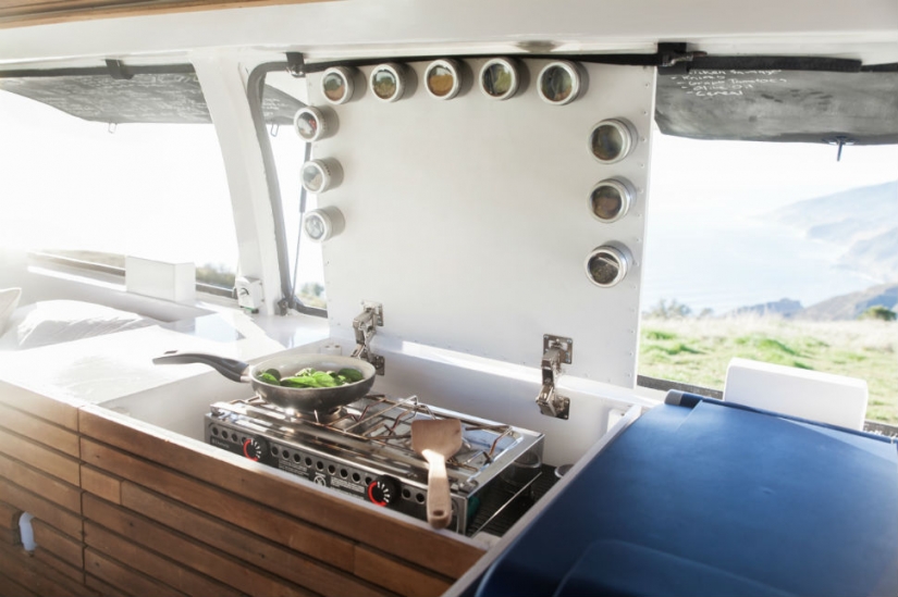 The Director turned a rusty van into a mobile Studio and is now working where I want