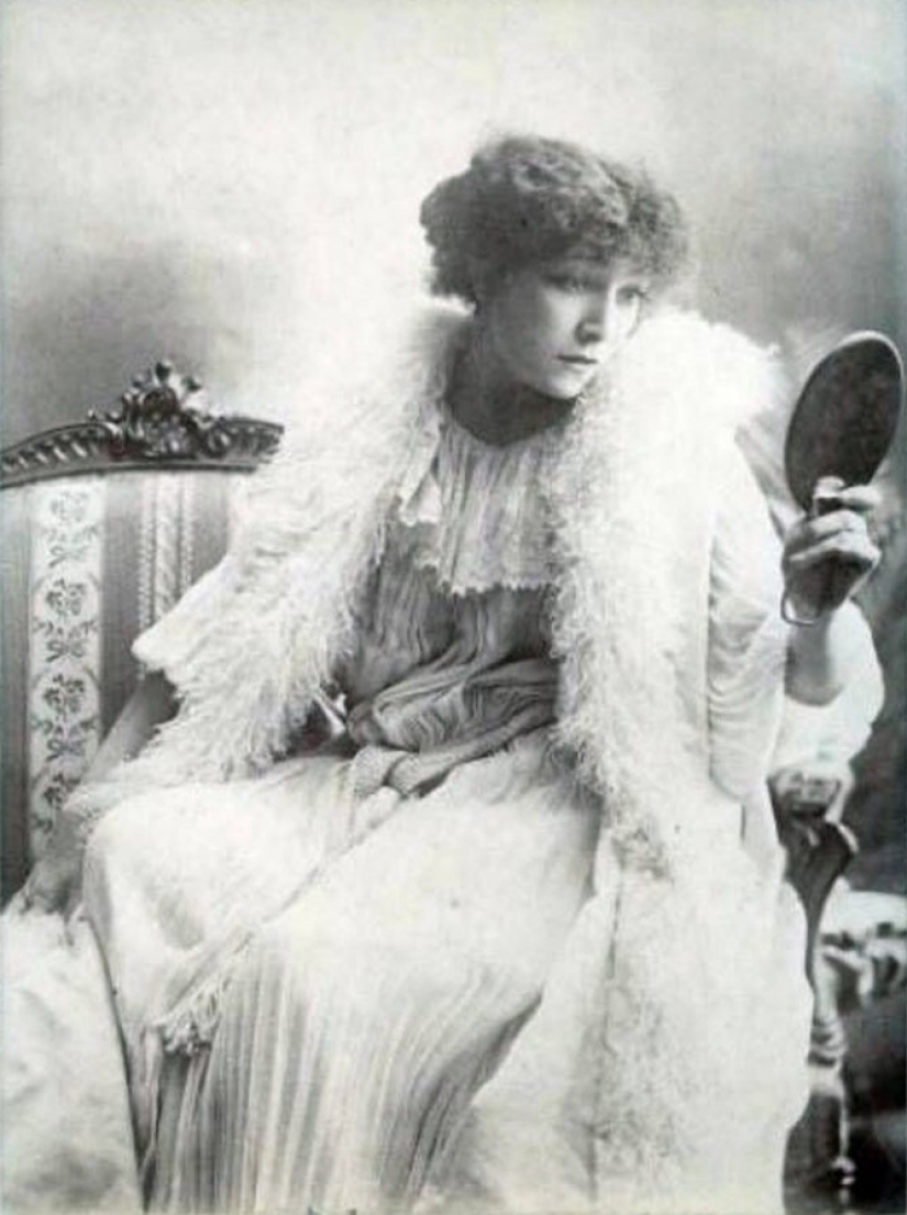 The divine Sarah: a wonderful actress, loved both female and male roles