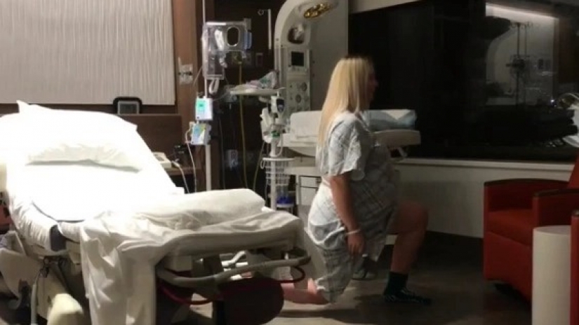 The female bodybuilder trained in a hall the whole pregnancy and even squatted during contractions