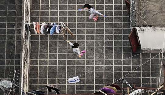 The Frenchman was spying on the residents of Hong Kong on the roofs of skyscrapers The Frenchman was spying on the residents of Hong Kong on the roofs of skyscrapers