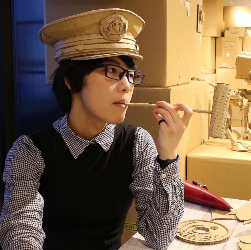 The Japanese never throws away cardboard boxes: she finds a use for them better