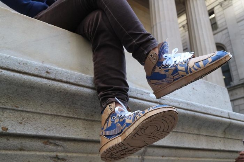 The Japanese never throws away cardboard boxes: she finds a use for them better