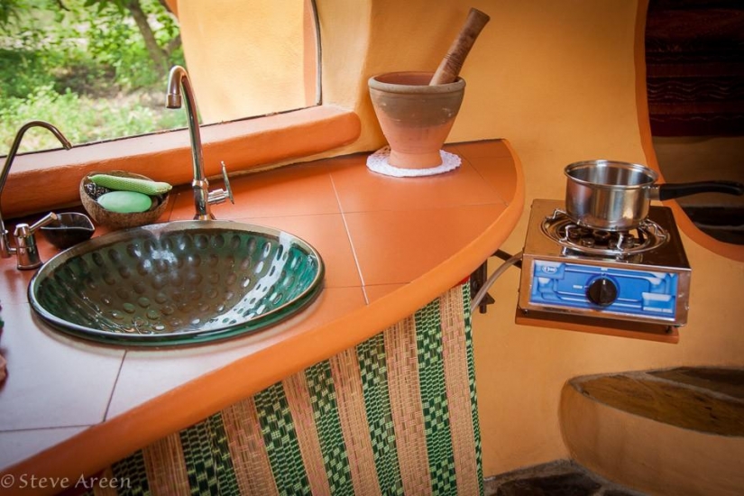 The man has built his dream home for a month and a half, spending only $ 9,000