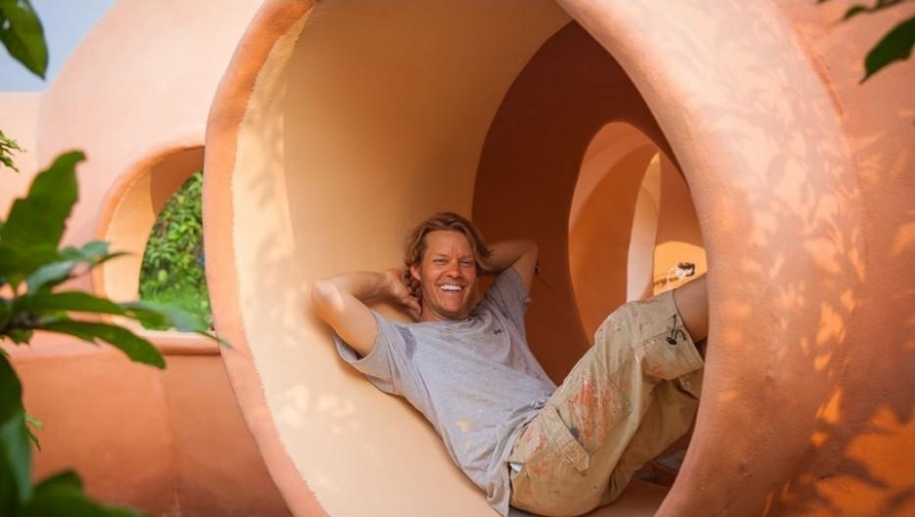The man has built his dream home for a month and a half, spending only $ 9,000