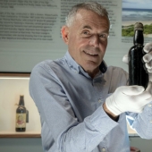 The oldest stout of Britain: a diver gave the Museum a 150-year old beer bottle found at the scene of a shipwreck