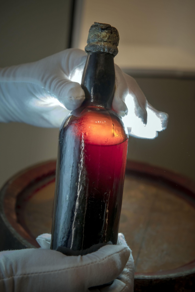 The oldest stout of Britain: a diver gave the Museum a 150-year old beer bottle found at the scene of a shipwreck The oldest stout of Britain: a diver gave the Museum a 150-year old beer bottle found at the scene of a shipwreck