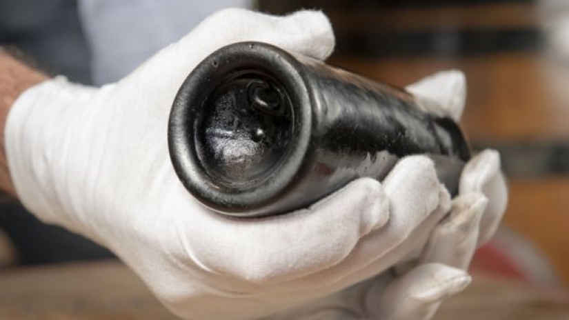 The oldest stout of Britain: a diver gave the Museum a 150-year old beer bottle found at the scene of a shipwreck The oldest stout of Britain: a diver gave the Museum a 150-year old beer bottle found at the scene of a shipwreck