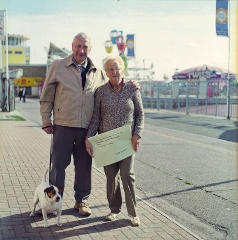 The photographer asked strangers about their biggest regrets and took a picture of the answer The photographer asked strangers about their biggest regrets and took a picture of the answer