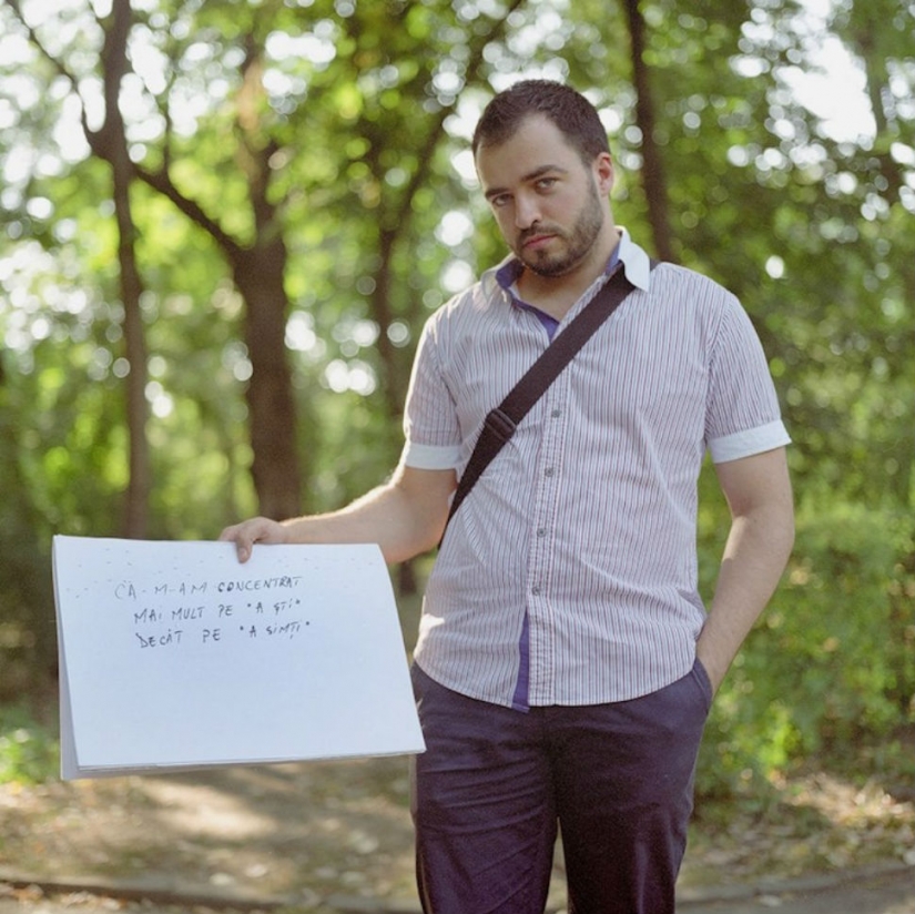 The photographer asked strangers about their biggest regrets and took a picture of the answer The photographer asked strangers about their biggest regrets and took a picture of the answer