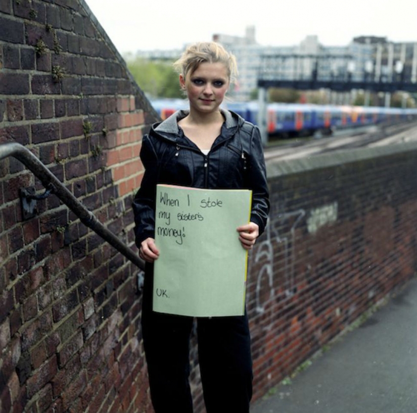 The photographer asked strangers about their biggest regrets and took a picture of the answer The photographer asked strangers about their biggest regrets and took a picture of the answer