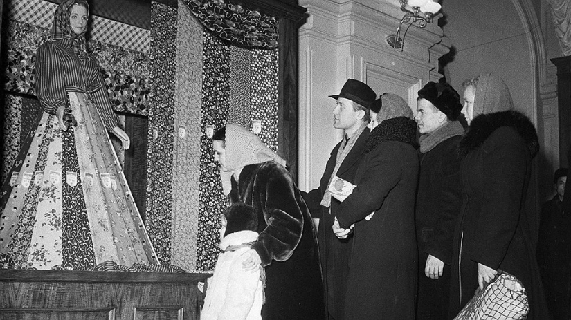 The Red square in sneakers: when the Gum was communal