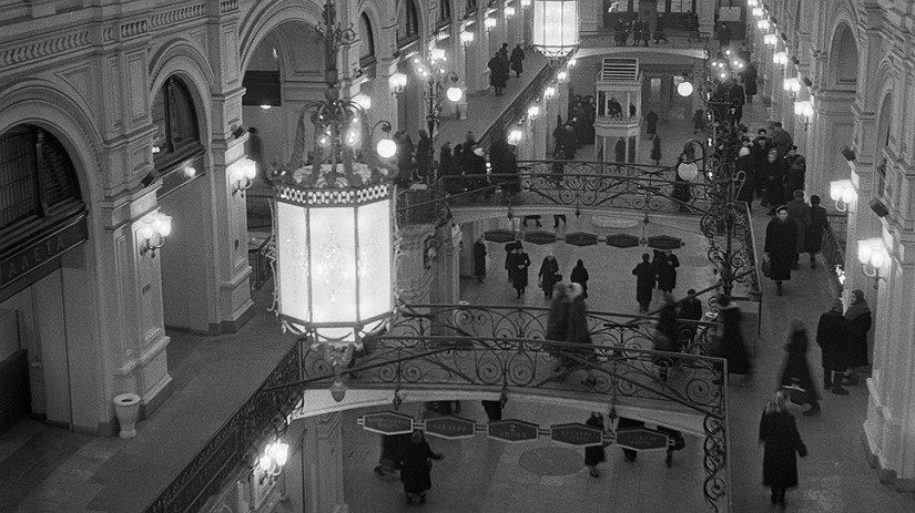 The Red square in sneakers: when the Gum was communal