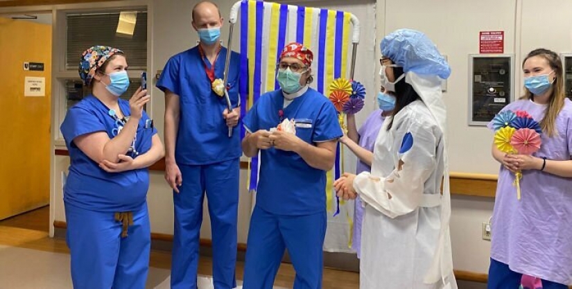 The staff organized a wedding ceremony for his colleagues