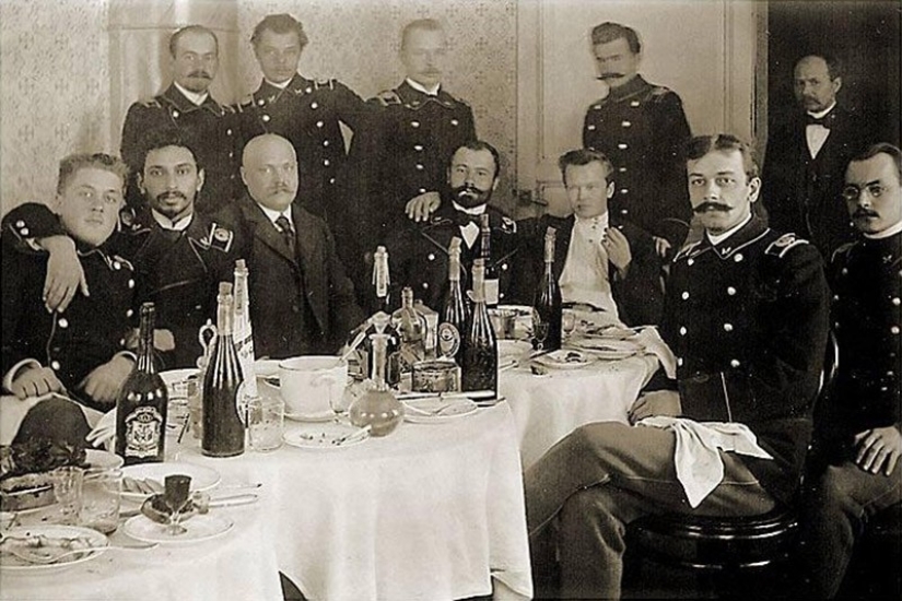 The traditions of Russian feast: 10 stacks for the road