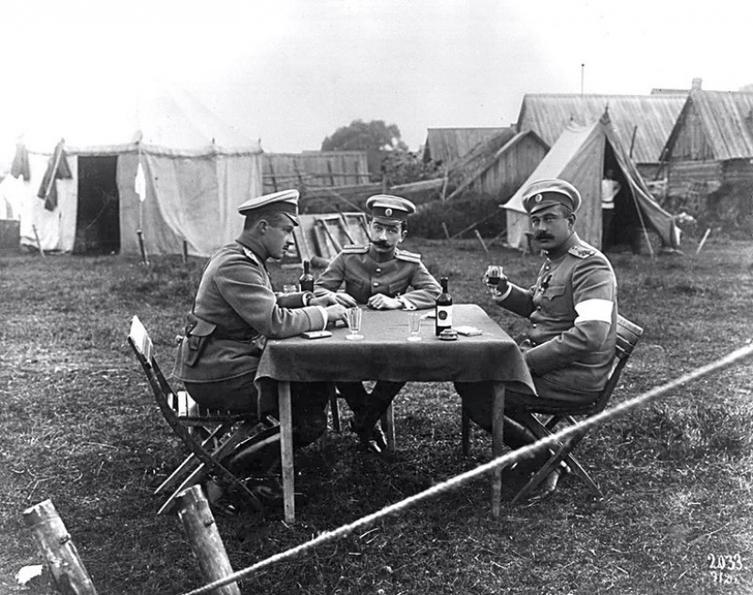 The traditions of Russian feast: 10 stacks for the road