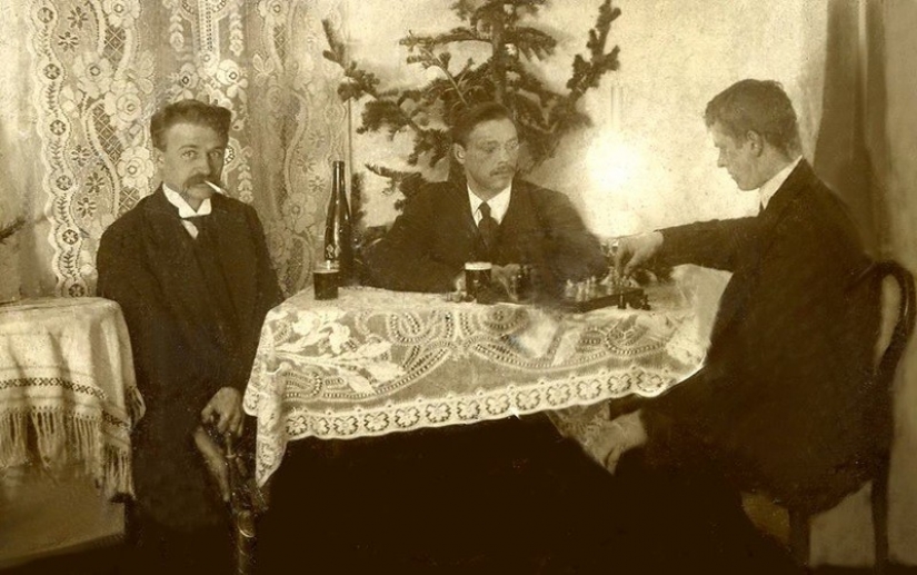 The traditions of Russian feast: 10 stacks for the road