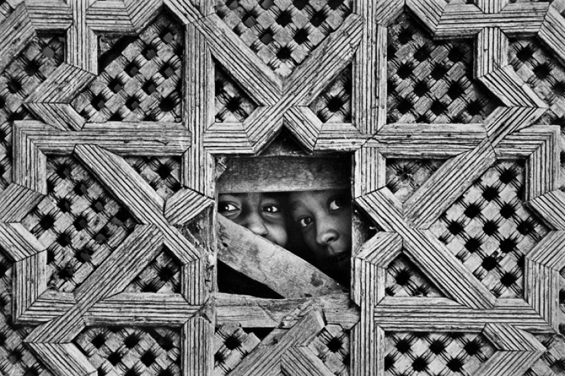 The truth of the lyrics of our history in photographs by Marc Riboud