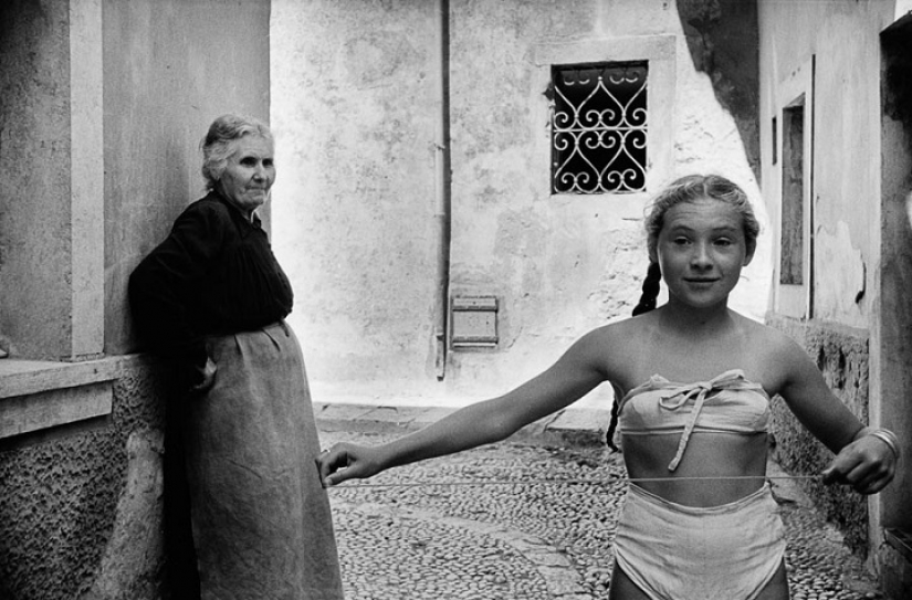 The truth of the lyrics of our history in photographs by Marc Riboud