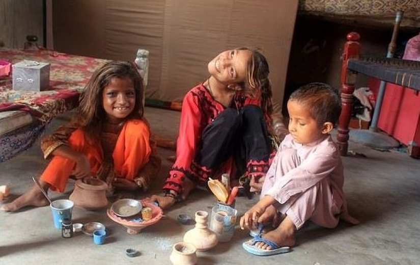 The world is at a right angle: neck 11-year-old Pakistani turned 90 degrees The world is at a right angle: neck 11-year-old Pakistani turned 90 degrees