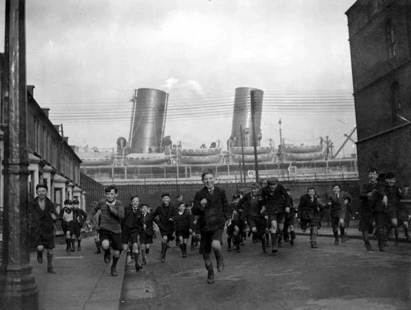 This crazy, vivid London black and white photo of the 1930-ies This crazy, vivid London black and white photo of the 1930-ies