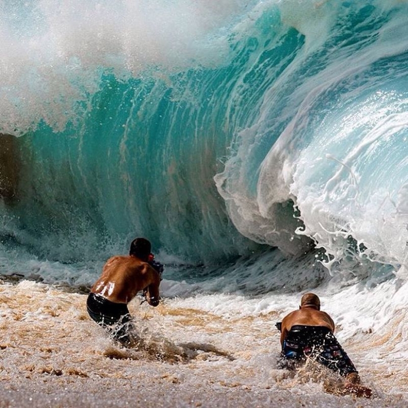 This is how photographers shoot giant waves on the beach
