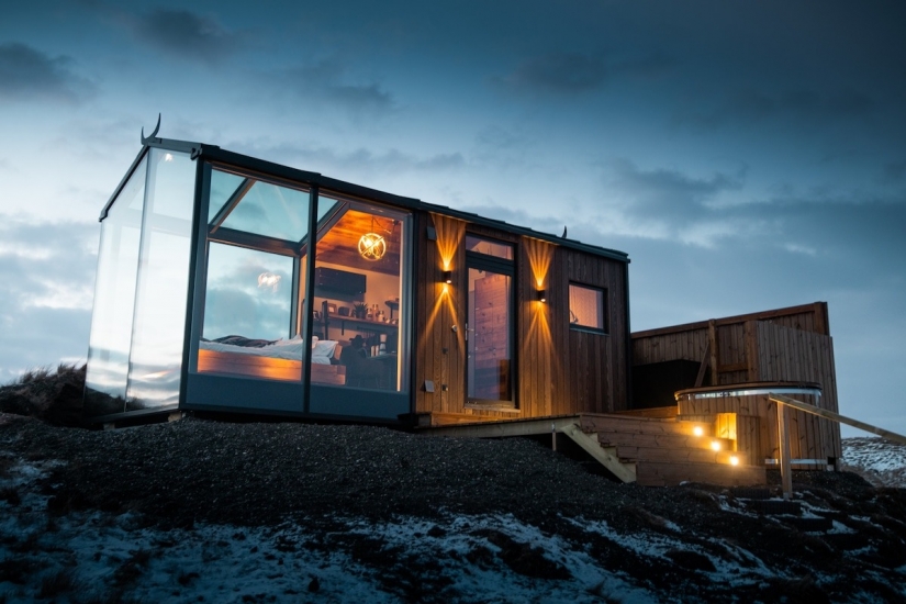 Through the window to the stars: in Iceland, tourists are welcome to spend the night in houses with transparent walls Through the window to the stars: in Iceland, tourists are welcome to spend the night in houses with transparent walls
