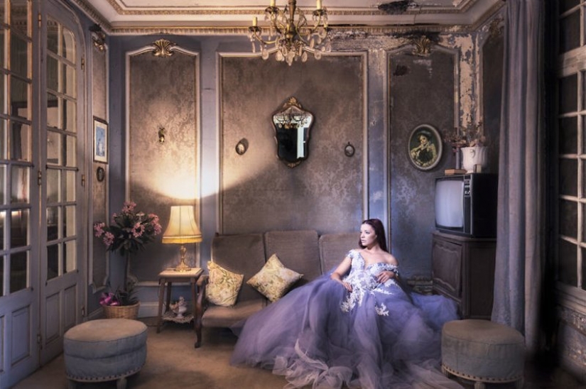 Tipo de fotografiar a su novia en un abandonado lugares de Europa