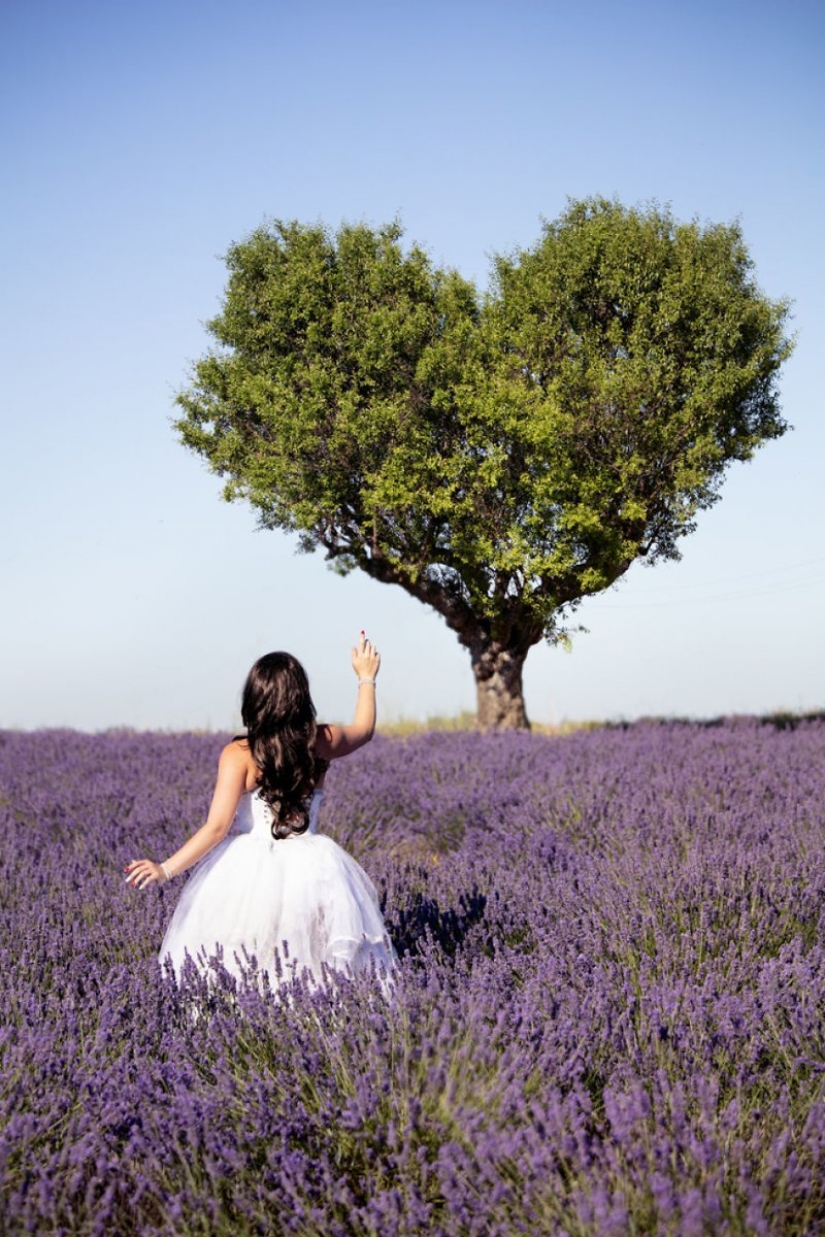 Tipo de fotografiar a su novia en un abandonado lugares de Europa