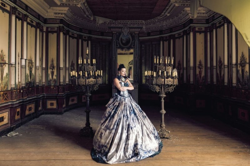 Tipo de fotografiar a su novia en un abandonado lugares de Europa