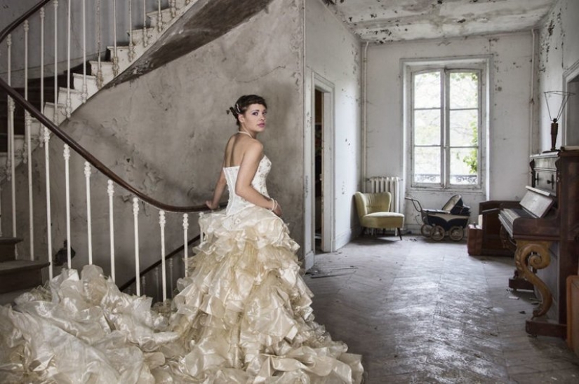 Tipo de fotografiar a su novia en un abandonado lugares de Europa