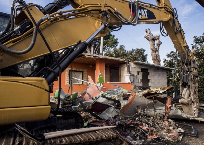 To confiscate and destroy: in Italy, the demolition of the Villa Roma mafia family