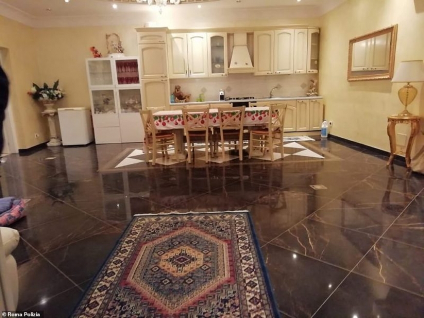 To confiscate and destroy: in Italy, the demolition of the Villa Roma mafia family