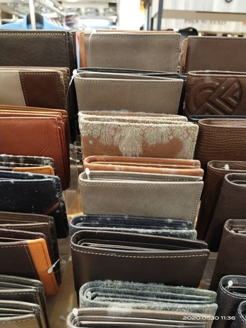 Two months of quarantine products in the Malaysian Mall was covered with mold