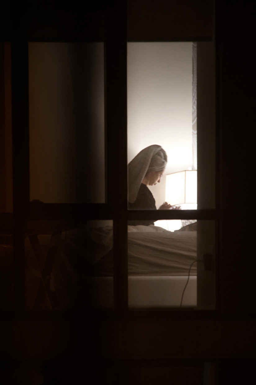 Un fotógrafo en secreto la observación de sus compañeros de casa, y los elimina Un fotógrafo en secreto la observación de sus compañeros de casa, y los elimina