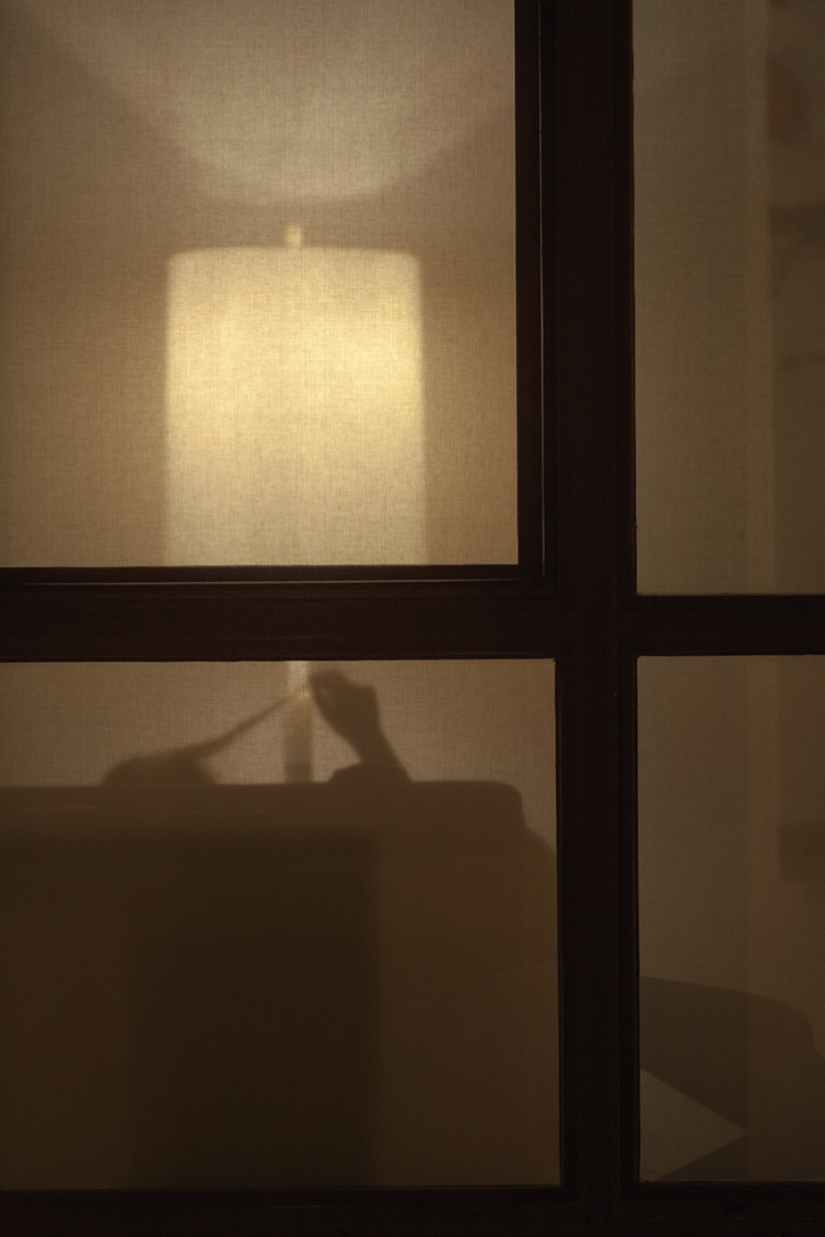 Un fotógrafo en secreto la observación de sus compañeros de casa, y los elimina Un fotógrafo en secreto la observación de sus compañeros de casa, y los elimina