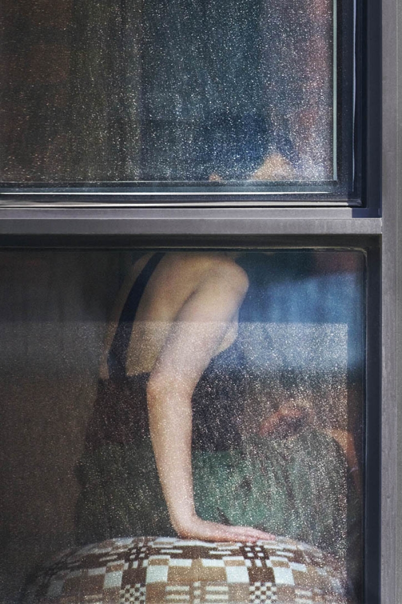 Un fotógrafo en secreto la observación de sus compañeros de casa, y los elimina Un fotógrafo en secreto la observación de sus compañeros de casa, y los elimina