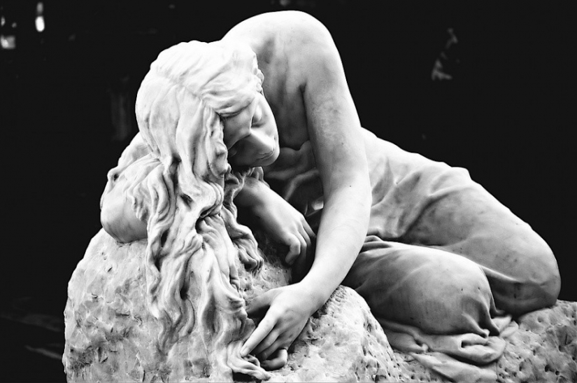 Un hombre común ve una piedra. El artista se oye la música Un hombre común ve una piedra. El artista se oye la música