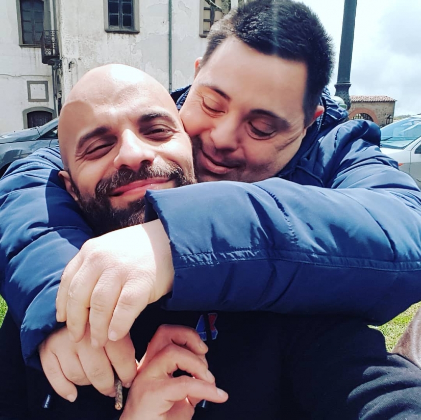 Un rayo de positividad: el hombre adoptó a una niña con síndrome de down, después de que fue abandonada a 20 familias Un rayo de positividad: el hombre adoptó a una niña con síndrome de down, después de que fue abandonada a 20 familias