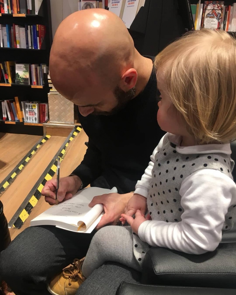 Un rayo de positividad: el hombre adoptó a una niña con síndrome de down, después de que fue abandonada a 20 familias Un rayo de positividad: el hombre adoptó a una niña con síndrome de down, después de que fue abandonada a 20 familias