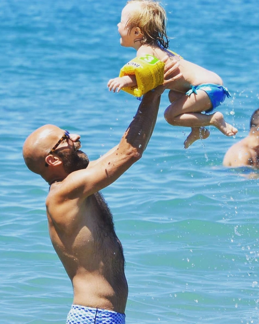 Un rayo de positividad: el hombre adoptó a una niña con síndrome de down, después de que fue abandonada a 20 familias Un rayo de positividad: el hombre adoptó a una niña con síndrome de down, después de que fue abandonada a 20 familias