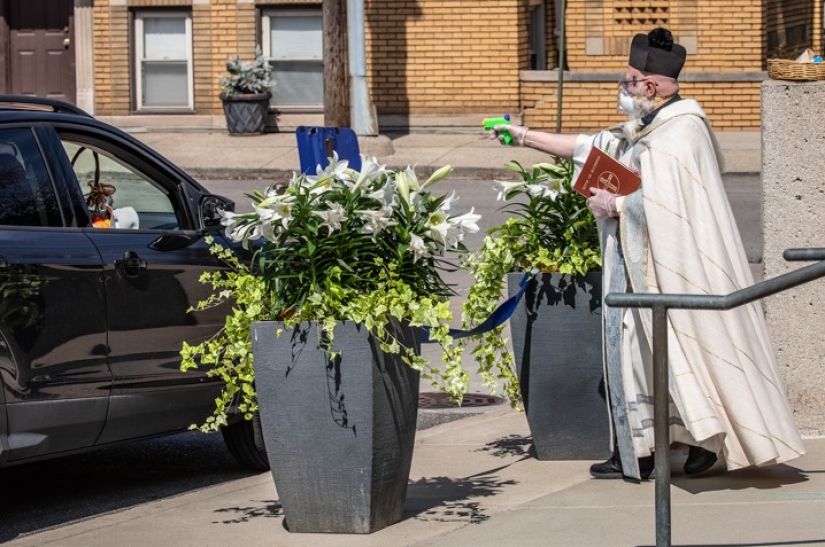 Un sacerdote en los Estados unidos bendice a la congregación con una pistola de agua y se convirtió en la estrella de las redes sociales Un sacerdote en los Estados unidos bendice a la congregación con una pistola de agua y se convirtió en la estrella de las redes sociales