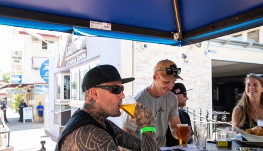 Un soplo de libertad: en Australia abrió pubs despues de la cuarentena, pero no es tan simple